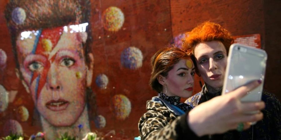 Bowie-Fans vor einem Wandbild des Musikers in London