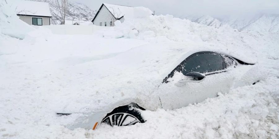 Verschneites Auto in Draper im US-Bundesstaat Utah