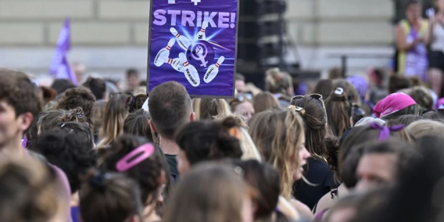 Wie schon letztes Jahr werden sich kommenden 14. Juni zahlreiche Menschen zum feministischen Streik versammeln. Vier Monate vorher ist die Kampagne zum diesjährigen Streik lanciert worden. Hauptthema ist die Arbeitswelt. (Archivbild)