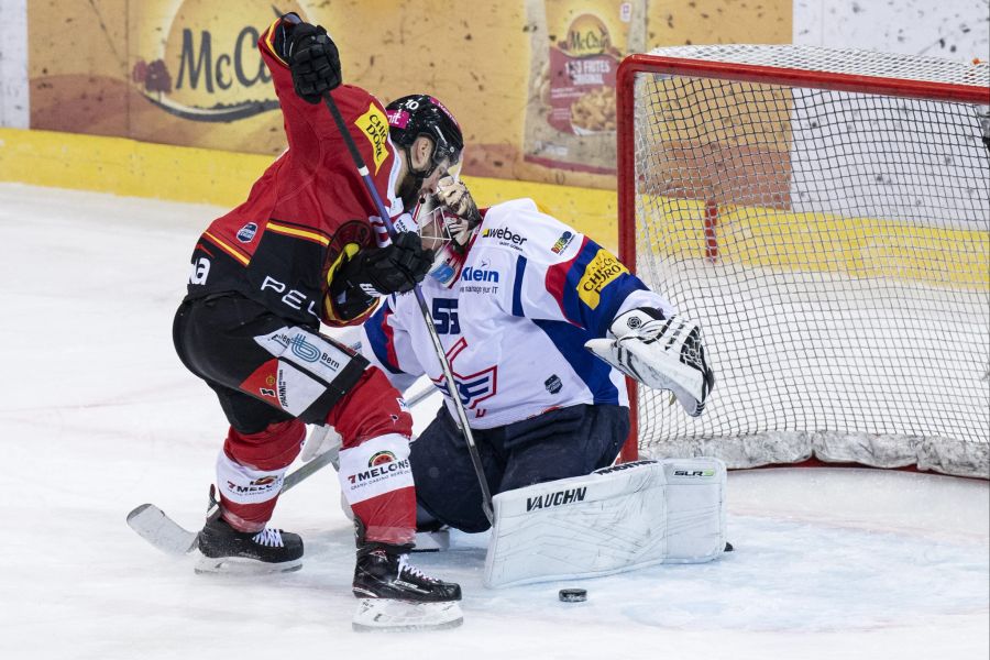 Scherwey bleibt an Kloten-Goalie Juha Metsola hängen...