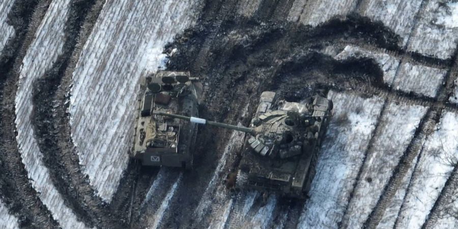 Beschädigte russische Panzer auf einem Feld  bei Wuhledar.