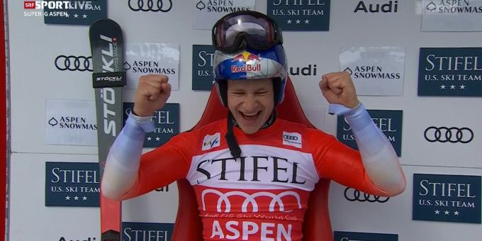 Marco Odermatt freut sich über den Gewinn der kleinen Kristallkugel im Super-G. Marco Odermatt Ski alpin