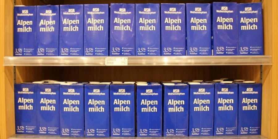 Regal mit Milch von der Marke «Weihenstephan»