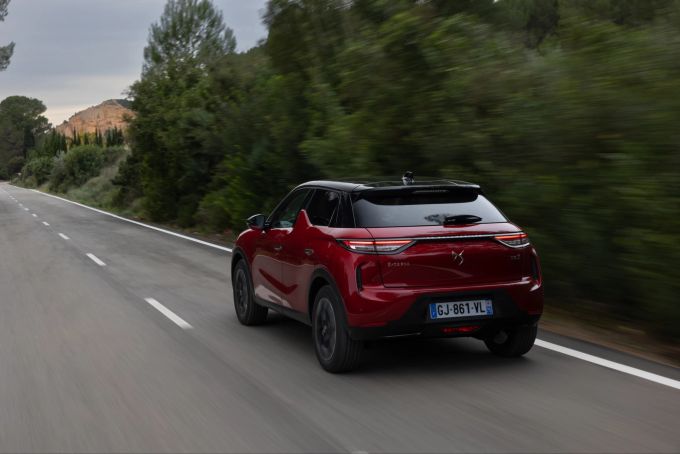 In Fahrt überzeugt nicht nur die Optik, sondern auch die kommode Abstimmung und das edle Ambiente 2023 DS3 E-Tense