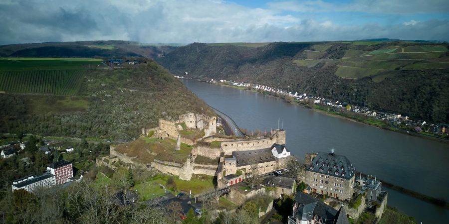 Die Burg Rheinfels liegt hoch über dem Rhein bei St. Goar. Bis 2028 soll sie umfassend saniert werden.
