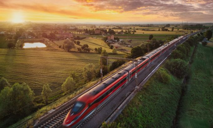 Der italienische Hochgeschwindigkeitszug «Frecciarossa» erreicht eine maximale Geschwindigkeit von fast 400 km/h. Frecciarossa Hochgeschwindigkeitszug Italien