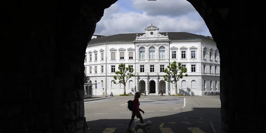Das Solothurner Obergericht hat einen 36-jährigen Vater vom Vorwurf freigesprochen, sein Baby verletzt zu haben. (Archivbild)