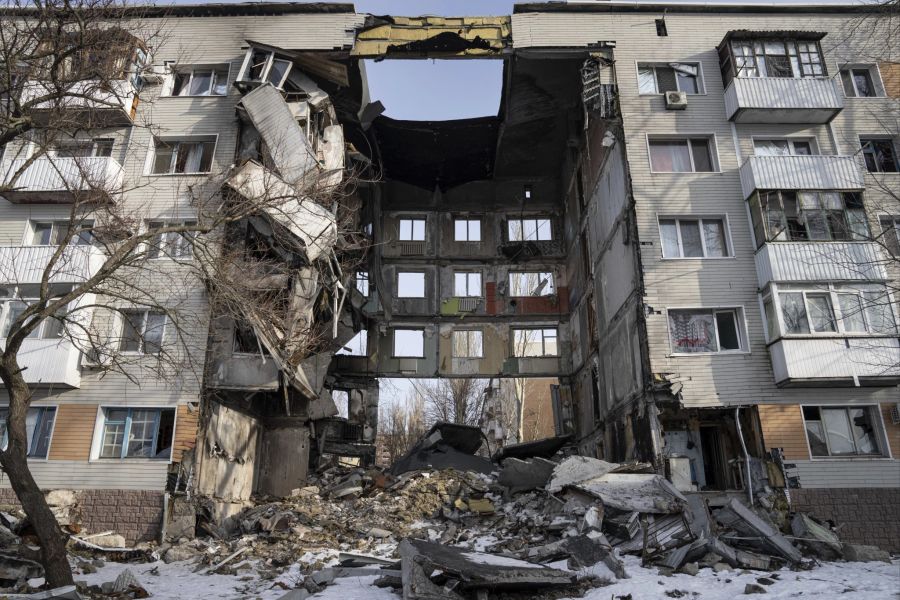 Ein von russischen Streitkräften zerstörtes Wohnhaus in Bachmut, Ukraine, Freitag, 24. Februar 2023.