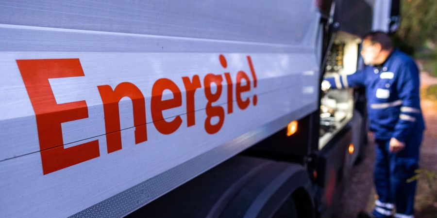 Ein Mann liefert mit seinem Tank-LKW Heizöl an einen Privathaushalt.