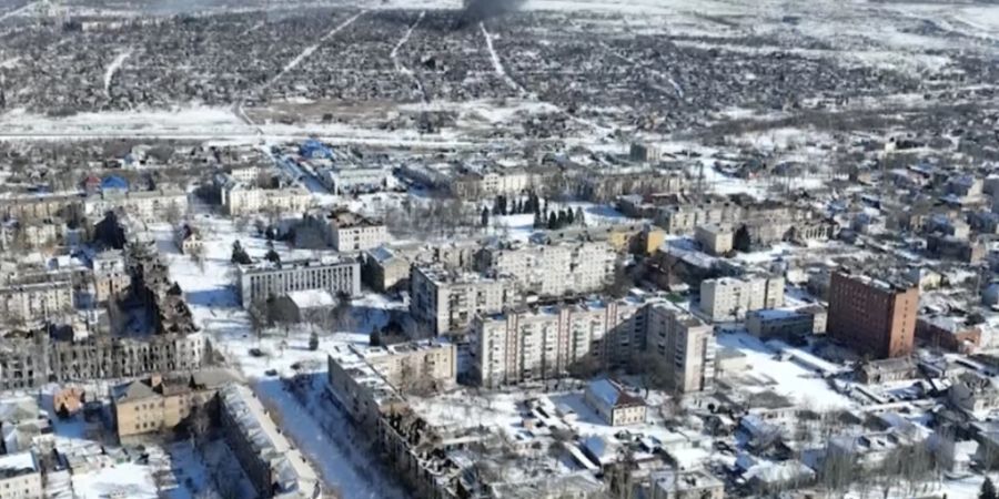 SCREENSHOT - Dieses Videostandbild, das von einer Drohne aufgenommen wurde, zeigt, wie die längste Schlacht der einjährigen russischen Invasion die Stadt der Salz- und Gipsminen in der Ostukraine in eine Geisterstadt verwandelt hat Aus der Luft ist das Ausmass der Zerstörung deutlich zu erkennen. Foto: Uncredited/AP/dpa