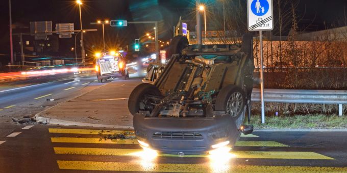 Emmenbrücke LU: Lenker landet bei Unfall auf Dach. Emmenbrücke LU Unfall