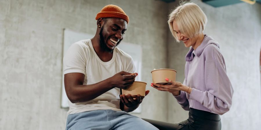 Zwei Menschen essen vegan