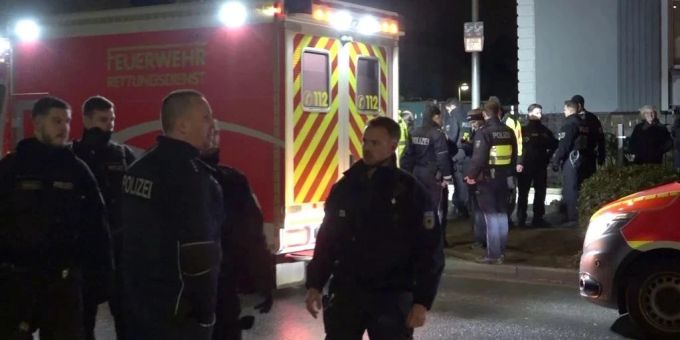 Einsatzkräfte beim Unglücksort in Recklinghausen, wo ein Güterzug zwei Kinder erfasst hat. Recklinghausen