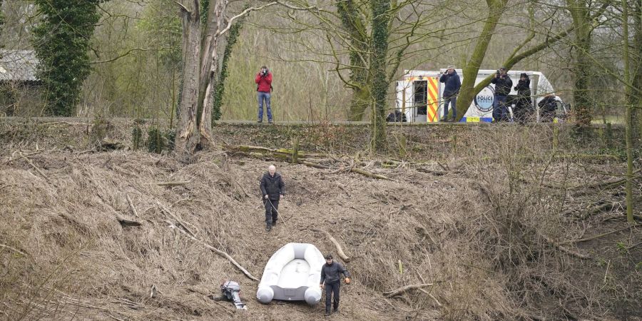 Polizeikräfte suchen am Fluss Wyre im nordwestenglischen Ort St Michael's on Wyre nach der 45-Jährigen Frau und Mutter zweier Kinder, die spurlos verschwunden ist.