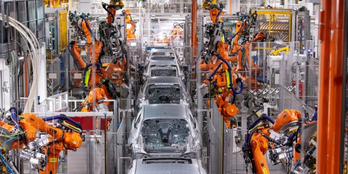 Roboter arbeiten an der Karosserie von verschiedenen Auto-Modellen. Roboter arbeiten an der Karosserie von verschiedenen Auto-Modellen.