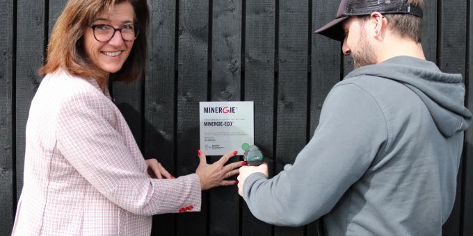 Der Werkhof der Stadtwerke und des Unterhaltsdiensts der Stadt Wetzikon erhielt Mitte März die Minergie-ECO-Zertifizierung. Sandra Elliscasis, Stadträtin Finanzen + Immobilien, platziert die Auszeichnung gemeinsam mit einem Mitarbeiter der Stadtwerke. Zwei Personen fixieren eine Auszeichnung