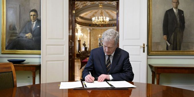 Der Präsident von Finnland Sauli Niinistö unterzeichnet das nationale Nato-Gesetz. Finnland