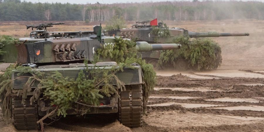 Kampfpanzer vom Typ Leopard 2 auf einem Truppenübungsplatz der Bundeswehr.