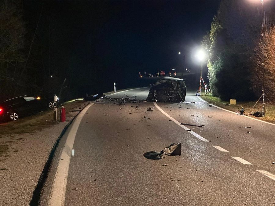 Der Unfall fordert mehrere Verletzte.