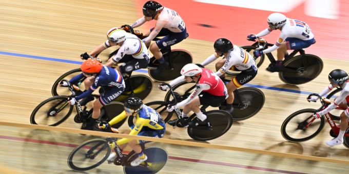 Michelle Andres stürzt im Tissot Velodrome, fährt aber auf Platz acht. Tissot Velodrome