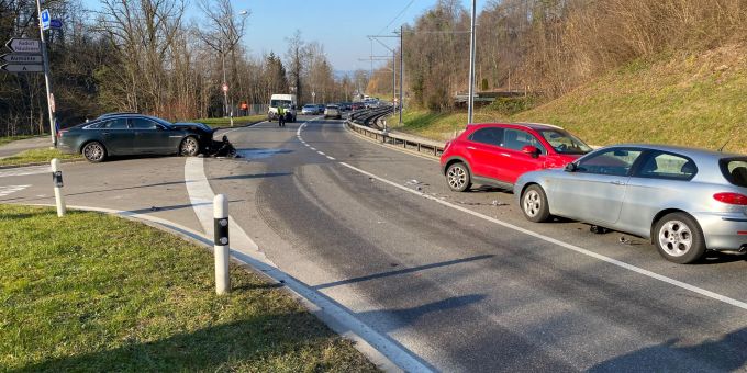 Die Beifahrerin im roten Auto wurde leicht verletzt. Die Beifahrerin im roten Auto wurde leicht verletzt