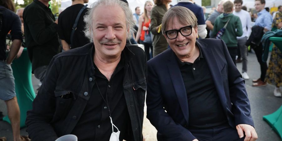 Sven Regener (r), Musiker, Schriftsteller und Drehbuchautor, und Leander Haussmann, Film- und Theaterregisseur, nehmen als Gäste an der Wahlparty von Bündnis 90/Die Grünen zur Bundestagswahl 2021 teil. Sie arbeiten auch zusammen.