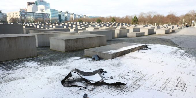 Nach dem Unfall: Trümmerteile des Autos am Berliner Holocaust-Mahnmal. Nach dem Unfall: Trümmerteile des Autos am Berliner Holocaust-Mahnmal.