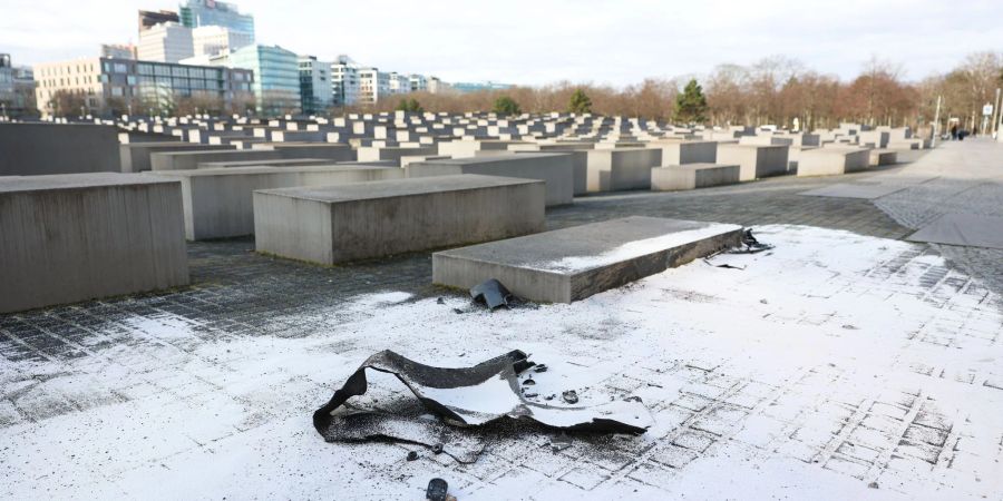 Nach dem Unfall: Trümmerteile des Autos am Berliner Holocaust-Mahnmal.