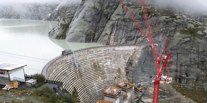 Die Erhöhung des Grimselsees um 23 Meter mit der Verlegung der Grimselpassstrasse soll rasch realisiert werden. Es ist eines von 15 Wasserkraftprojekten von hoher Priorität. (Archivbild) Die Erhöhung des Grimselsees um 23 Meter mit der Verlegung der Grimselpassstrasse soll rasch realisiert werden. Es ist eines von 15 Wasserkraftprojekten von hoher Priorität. (Archivbild)