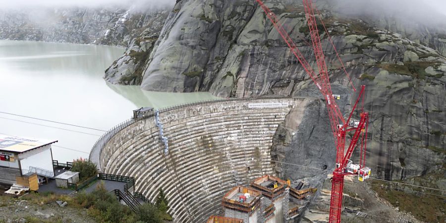 Die Erhöhung des Grimselsees um 23 Meter mit der Verlegung der Grimselpassstrasse soll rasch realisiert werden. Es ist eines von 15 Wasserkraftprojekten von hoher Priorität. (Archivbild)