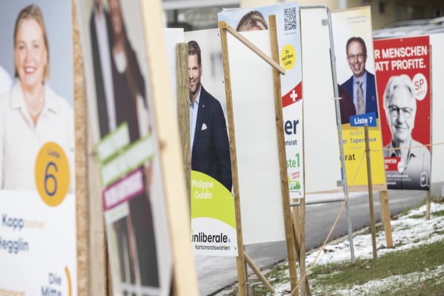 Verschiedene Wahlplakate für die kommenden Kanton- und Regierungsratswahlen in Zürich.