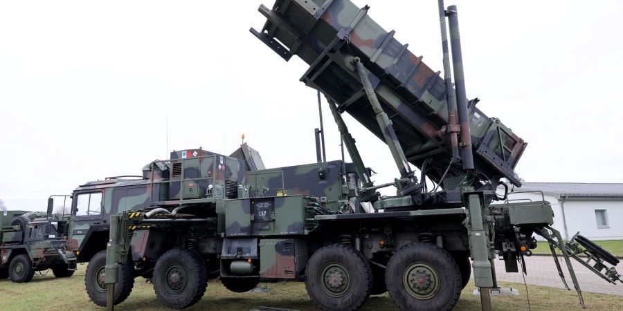 Deutschland unterstützt die Ukraine mit drei Patriot-Flugabwehrraketenstaffeln.