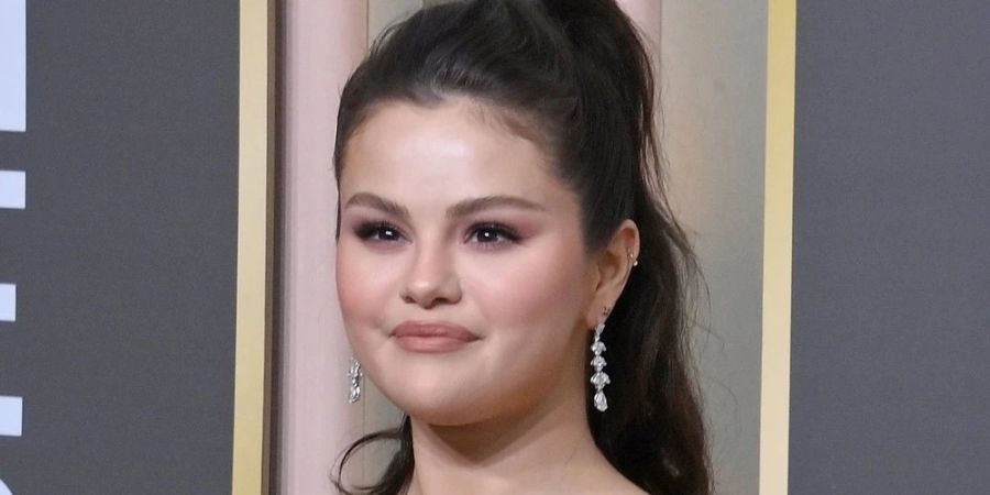 So kennt man Selena Gomez in aller Regel: perfekt gestylt und stark geschminkt.