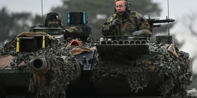 Pistorius auf Leopard-2-Panzer Pistorius auf Leopard-2-Panzer