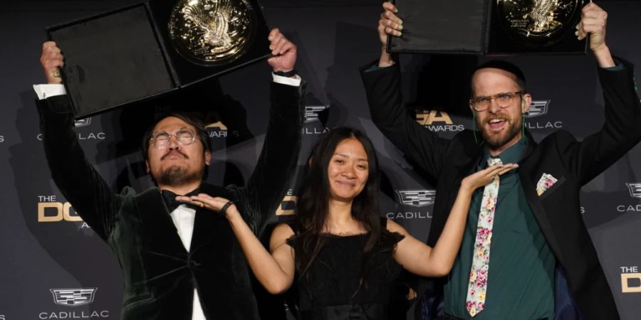 Daniel Kwan (l), und Daniel Scheinert stehen im Presseraum mit Moderatorin Chloe Zhao bei der Verleihung der 75. Directors Guild of America Awards im Beverly Hilton Hotel. Foto: Chris Pizzello/Invision/AP/dpa