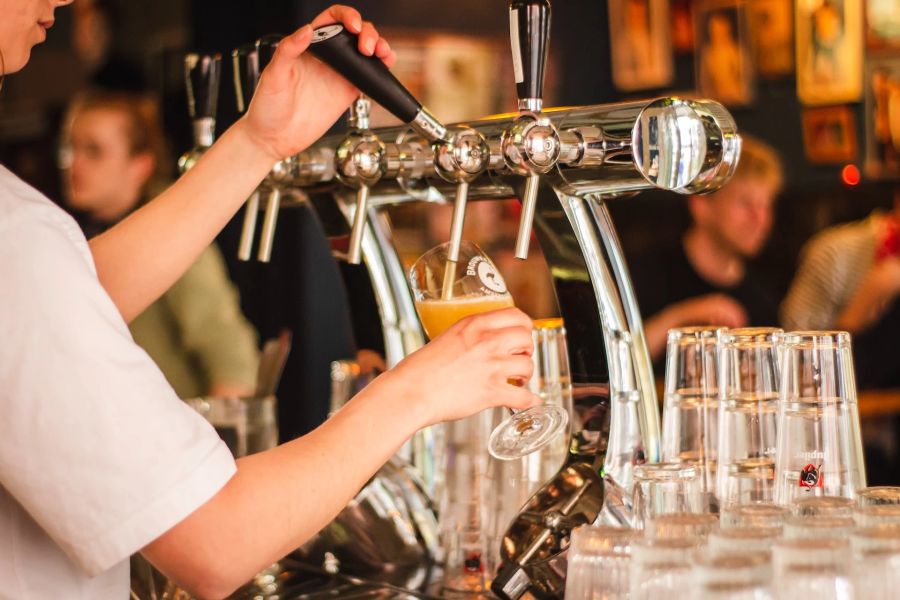 Feierabendbier Trinken Alkoholsucht Schritt