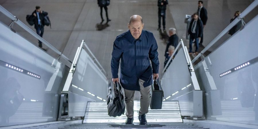 Olaf Scholz (SPD) zu Beginn seiner Reise nach Indien. In der Hauptstadt Neu Delhi wird der Bundeskanzler sich mit Premierminister Modi treffen.