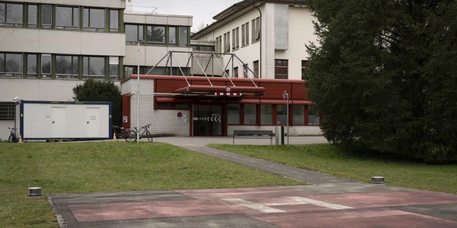 Der Eingang zum Notfall von das Spital Tiefenau, am Donnerstag, 23. März 2023 in Bern. Die Insel-Gruppe gab bekannt, dass die Spitaeler Münsingen und Tiefenau aus wirtschaftlichen Gruenden geschlossen werden. (KEYSTONE/Anthony Anex)