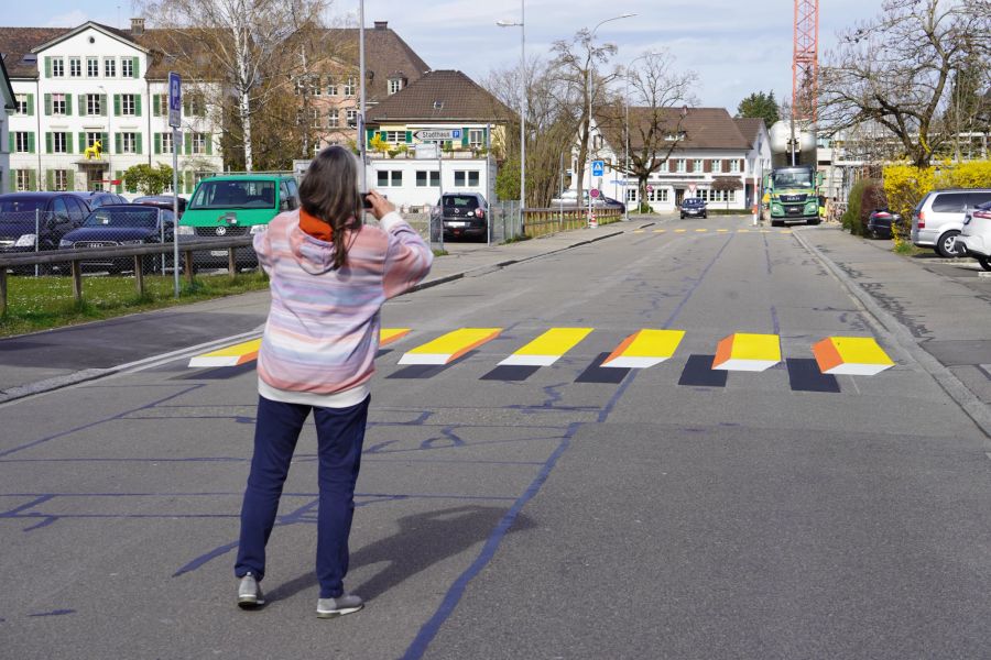 Der neue Zebrastreifen in 3D-Optik sorgte bei den Anwohnern für viel Aufsehen.