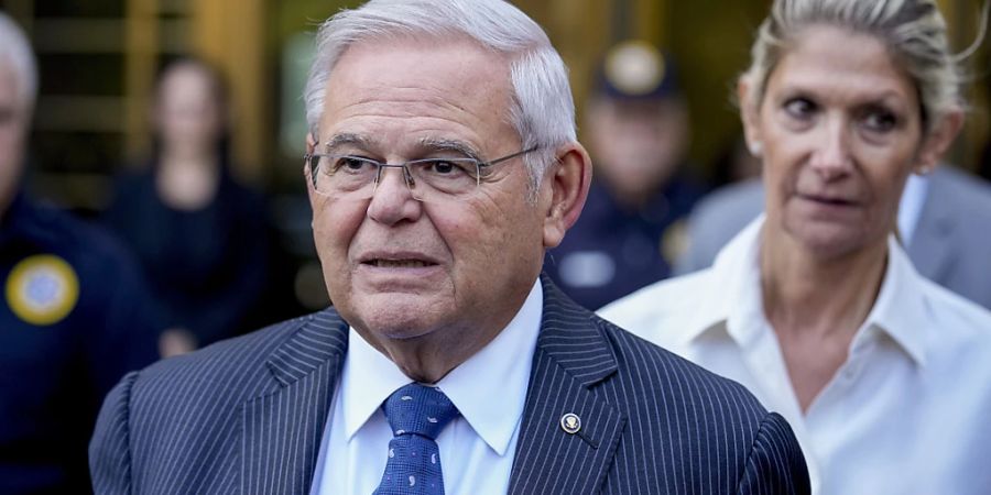 ARCHIV - US-Senator Bob Menendez und seine Frau Nadine Menendez beim Verlassen eines Bundesgerichts. Foto: Seth Wenig/AP/dpa