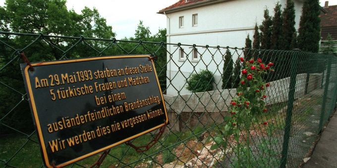 An der Stelle, wo das Haus der türkischen Familie Genc stand, erinnert heute eine Gedenktafel an die Opfer des Brandanschlags. An der Stelle, wo das Haus der türkischen Familie Genc stand, erinnert heute eine Gedenktafel an die Opfer des Brandanschlags.