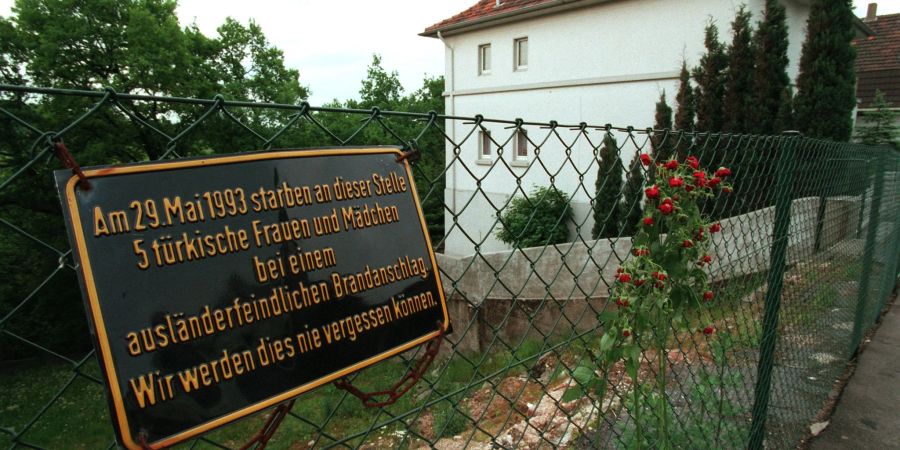 An der Stelle, wo das Haus der türkischen Familie Genc stand, erinnert heute eine Gedenktafel an die Opfer des Brandanschlags.