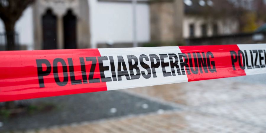 Die Strasse zum Kinder- und Jugendhilfezentrum in Wunsiedel ist von der Polizei abgesperrt.