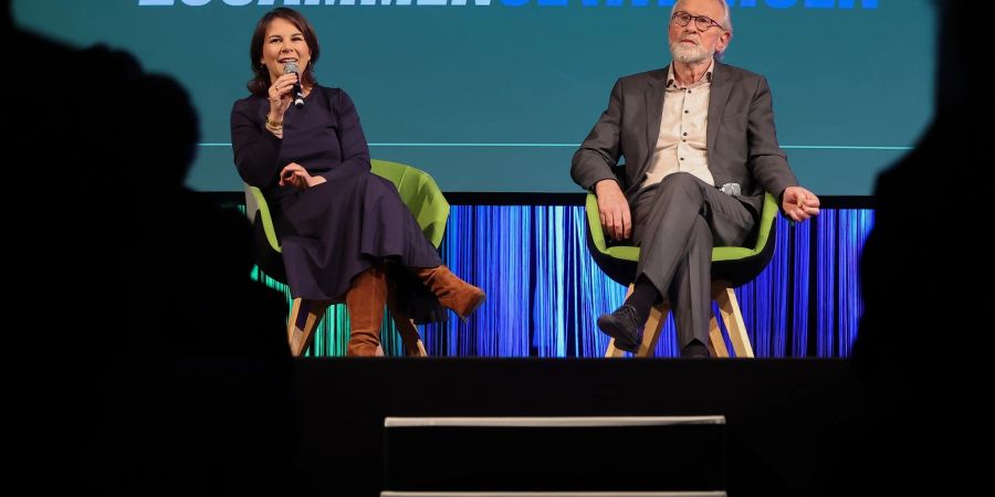 Grünen-Aussenministerin Annalena Baerbock und Parteikollege Lukas Beckmann feiern mit den Grünen 30 Jahre parteilichen Zusammenschluss.