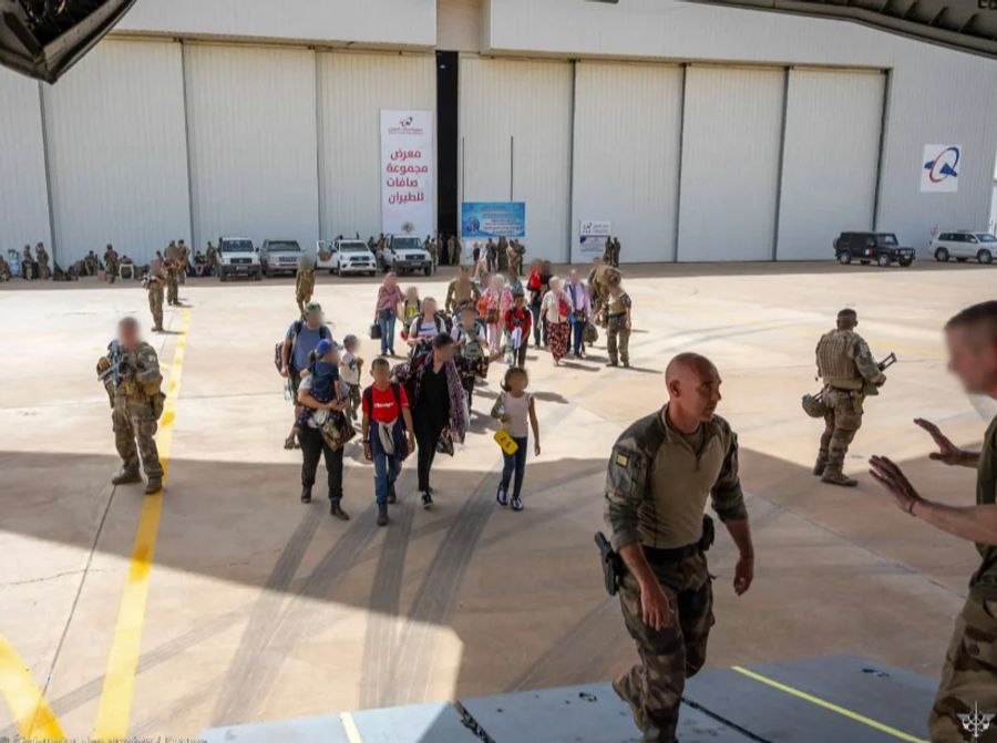 Der französische Verteidigungsstab veröffentlichte am Sonntagabend dieses Foto. Darauf sind französische und andere Staatsangehörige zu sehen, wie sie am 23. April auf dem französischen Militärflugplatz in Khartum in einen Flieger steigen.