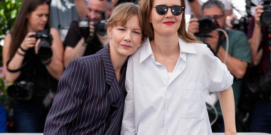 Schauspielerin Sandra Hüller (l) mit Regisseurin Justine Triet in Cannes.