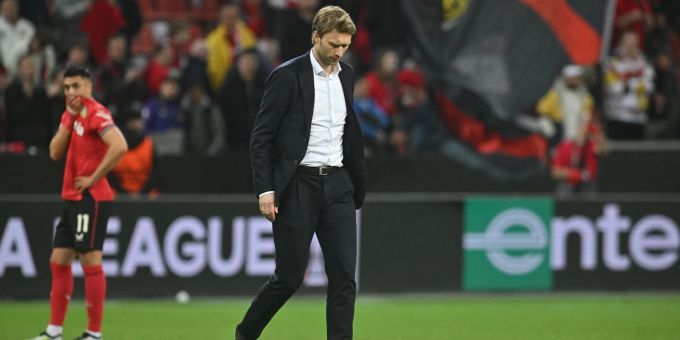 Sportchef Simon Rolfes von Bayer Leverkusen reagiert nach dem Spiel. Sportchef Simon Rolfes von Bayer Leverkusen reagiert nach dem Spiel.