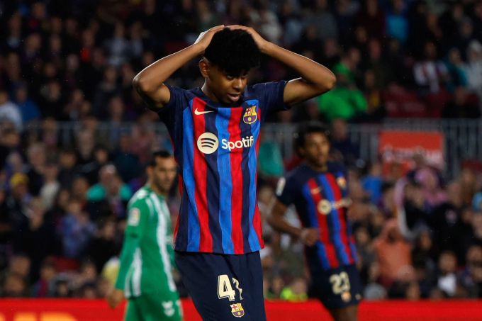 Lamine Yamal vom FC Barcelona auf dem Platz. FC Barcelona