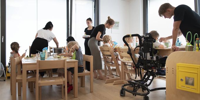 Drei Fünftel der Kinder in der Schweiz werden familienergänzend betreut: Mittagessen in einer Kita in Zürich. (Archivbild) Drei Fünftel der Kinder in der Schweiz werden familienergänzend betreut: Mittagessen in einer Kita in Zürich. (Archivbild)