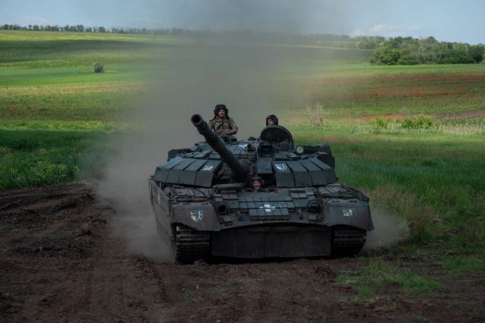 Ein ukrainischer Panzer fährt in der Nähe von Tschassiw Jar. ryna Rybakova/AP/dpa/Archiv Ukraine-Krieg